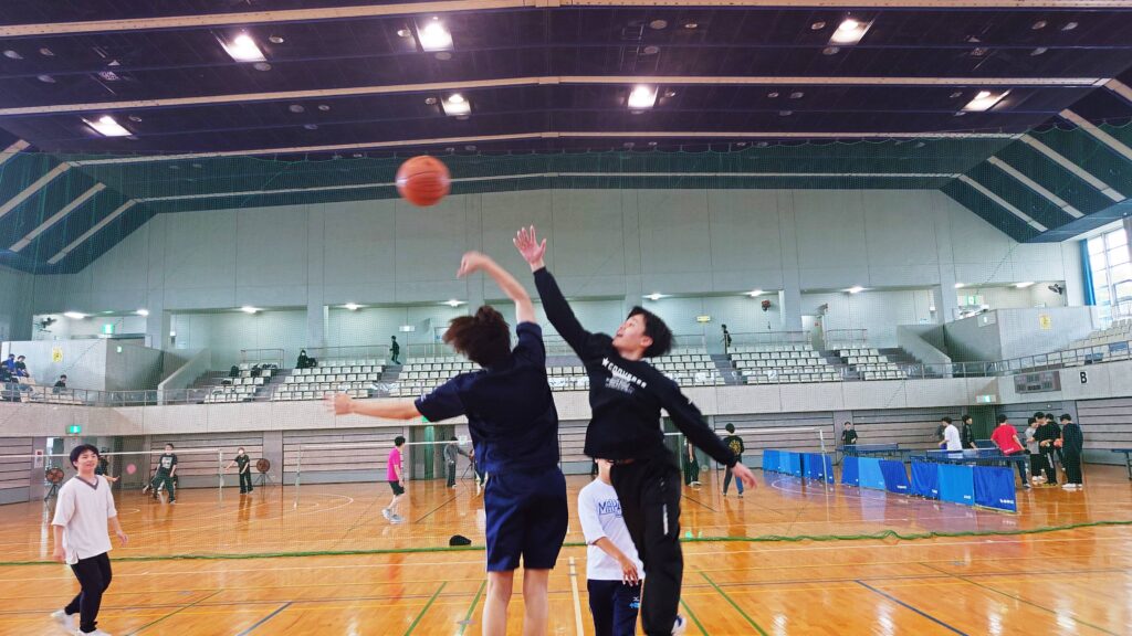 バスケットボールで白熱した試合を繰り広げる学生たち