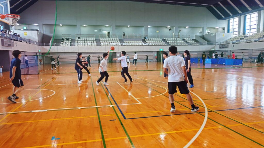 鳥屋野総合体育館でスポーツを通して交流を深める専門学校コース3年生